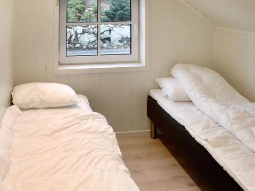 Tempat tidur dalam kamar di Holiday home averøy VII