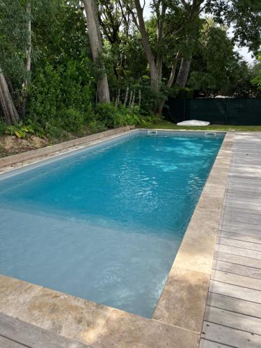 une piscine avec de l'eau bleue dans une cour dans l'établissement Résidence Garden Beach Saint-cyr-sur-mer Superbe T3 neuf 100m des plages, à Saint-Cyr-sur-Mer