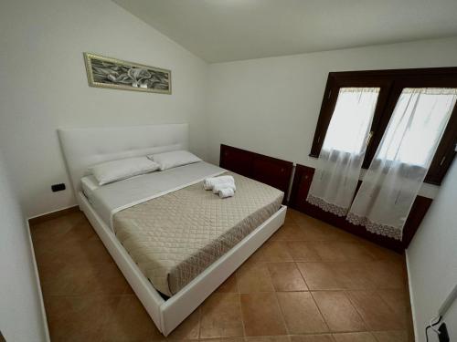ein Schlafzimmer mit einem Bett und einem Handtuch darauf in der Unterkunft Valentino Bed And Breakfast in Capodrise