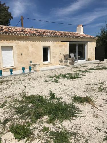 une maison en pierre avec un banc devant elle dans l'établissement La Bergerie, à Bourg