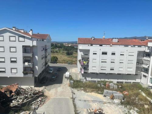 une vue aérienne sur deux bâtiments et une rue dans l'établissement Apartamento amplo e moderno - perto do estádio futebol, à Tondela
