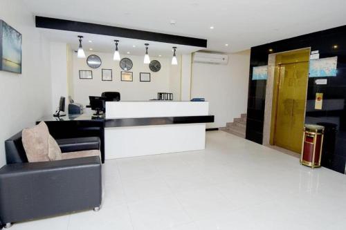 an office with a reception desk and a lobby at ليالي البندقية in Al Khobar