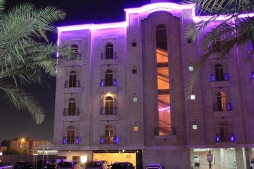 un edificio con luces moradas encima en ليالي البندقية en Al Khobar