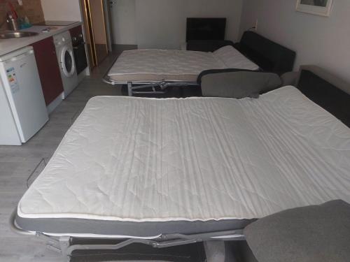 tres camas de hospital están alineadas en una habitación en Cataluña Study, en Salou