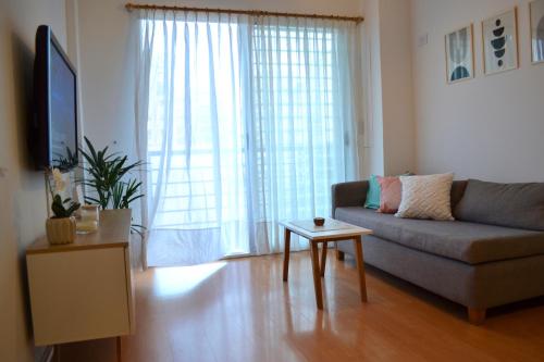 sala de estar con sofá y mesa en Departamento muy buena ubicación 2 ambientes a estrenar muy cómodo en Buenos Aires