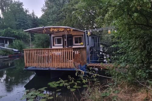 Příroda nedaleko ubytování na lodi