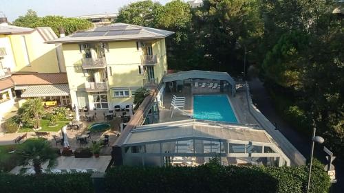 uma vista aérea de uma casa com piscina em Seaview Beach Front Grado Pineta Andromeda em Grado-Pineta