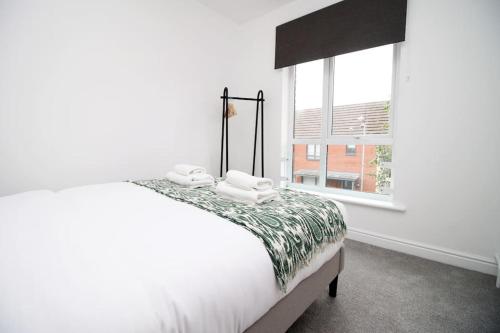Postel nebo postele na pokoji v ubytování Modern and Cosy 3 Bed House Close to Cardiff City Centre perfect for Family Relocations, Contractors & Groups by Gurkha Stay with Free Parking and Wifi