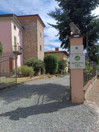 a street sign with a cat sitting on top of it at Villa Luisa in Ziano Piacentino