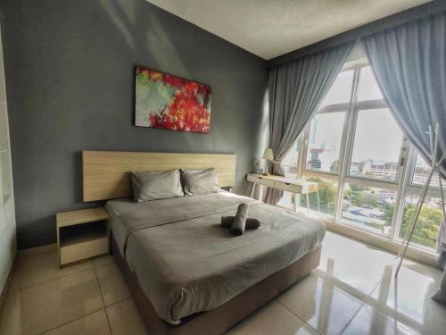 - une chambre avec un grand lit et une grande fenêtre dans l'établissement Twin galaxy muji style#high floor super nice view # condo have infinity pool ,badminton court#mini mark, à Johor Bahru