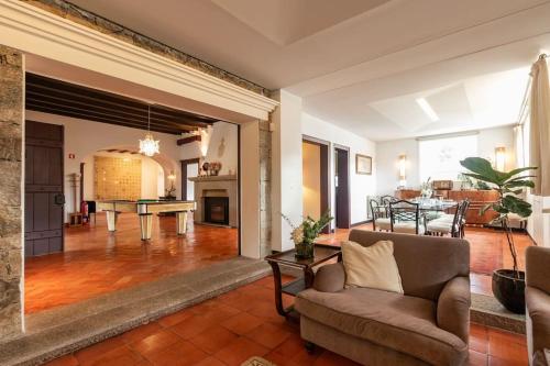 a living room with a couch and a table at Casa Atlântico in Colares