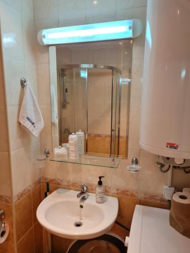 スヴェティ・ヴラスにあるParadise dreams family apartamentsの洗面台と鏡のあるバスルーム