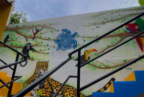 fresk na boku budynku ze zwierzętami w obiekcie Carey Lodging w mieście Tortuguero