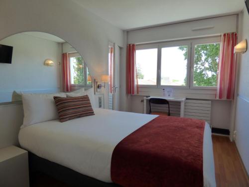 Postel nebo postele na pokoji v ubytování Cit'Hotel Escatel