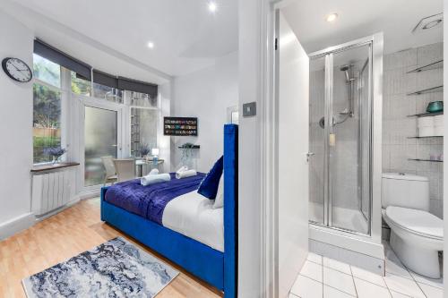 ein Schlafzimmer mit einem Bett und ein Badezimmer mit einer Dusche in der Unterkunft Immaculate 1-Bed Studio in London in London