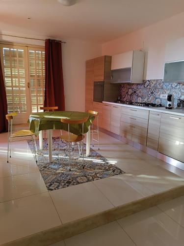 - une cuisine avec une table et des chaises dans la chambre dans l'établissement Villa angela, à Borgetto