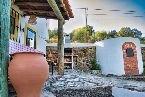 a large clay pot sitting next to a building at Monte Alecrim in Alandroal