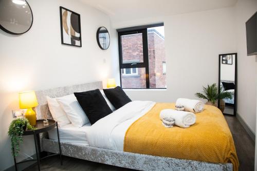a bedroom with a large bed with towels on it at Luxurious City Center 1 BR Vibrant Liverpool in Liverpool