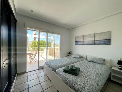 Postel nebo postele na pokoji v ubytování Villa Hermosa with a private pool