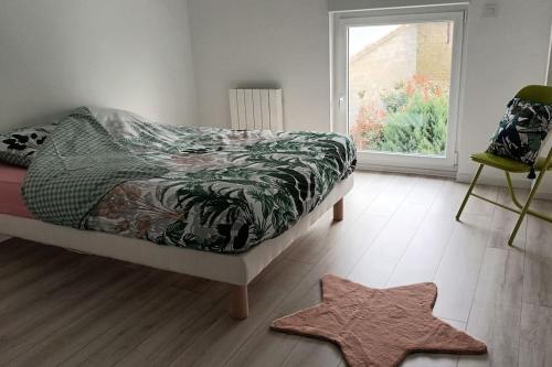 - une chambre avec un lit et 2 étoiles au sol dans l'établissement Maison calme individuelle proche du Mont st Michel, à Saint-Aubin-de-Terregatte