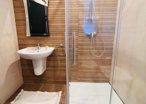 uma casa de banho com um chuveiro, um lavatório e um WC. em 3 bedroom apartment in Marsascala em Marsaskala