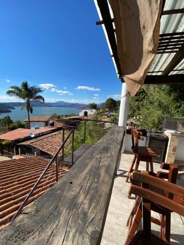 a deck with benches and a view of the ocean at Cabañas Tr'eje in Valle de Bravo