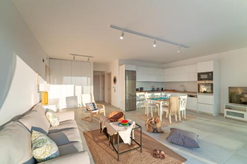Η κουζίνα ή μικρή κουζίνα στο Aquarama Pool Apts.