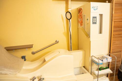 uma casa de banho com um lavatório e um WC em Cocoplum Rest N Hideaway #1 em Nassau