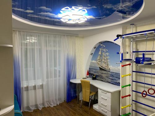 APARTMENT PREMIUM VIP في Berdychiv: غرفة بها مكتب وسفينة في السقف