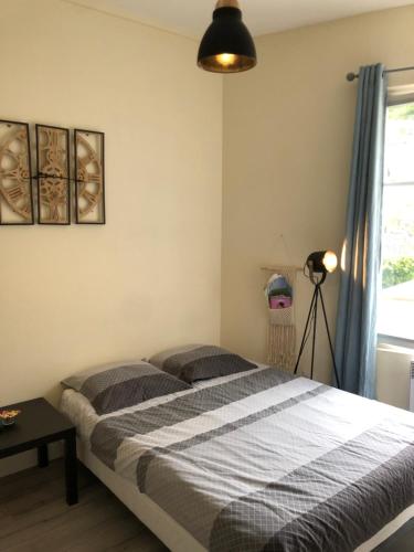 Posteľ alebo postele v izbe v ubytovaní Studio face aux thermes Linge Compris