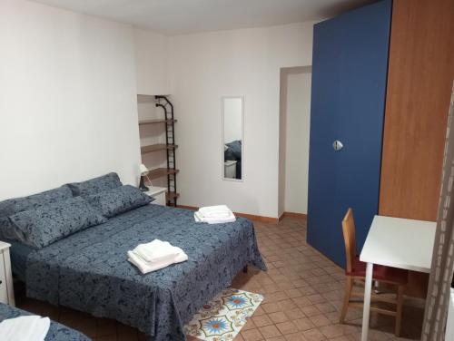 1 dormitorio con 1 cama y una pared azul y blanca en Spaccanapoli house en Nápoles