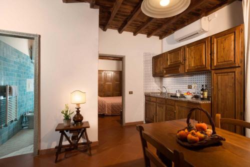 una cucina con tavolo e ciotola di frutta di Fattoria Degli Usignoli a San Donato in Fronzano