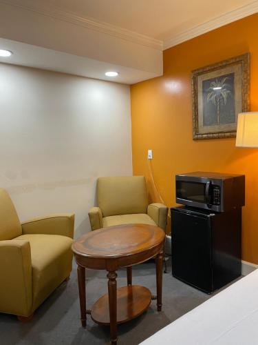 Χώρος καθιστικού στο Howard Johnson by Wyndham Ridgecrest, CA