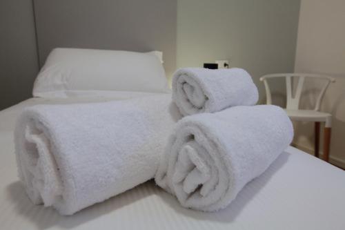 einen Stapel Handtücher auf dem Bett in der Unterkunft Villa Riviera 287 in Pescara