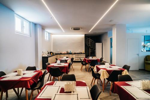 a restaurant with tables and chairs and a kitchen at Arevalos Hotel in Cuenca