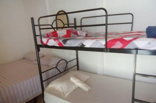 a bunk bed room with two bunk beds in a room at Habitación Privada Economica con baño compartido in Brasilito