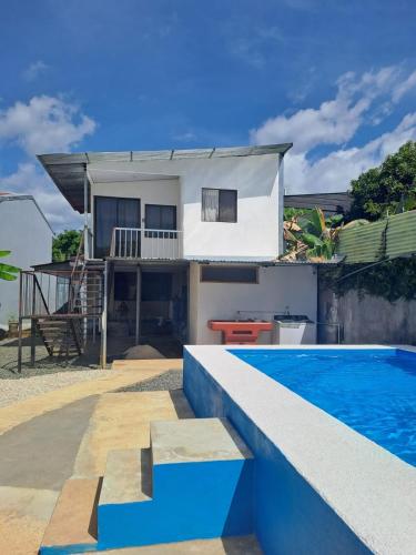 uma villa com uma piscina e uma casa em Habitación Privada Economica con baño compartido em Brasilito