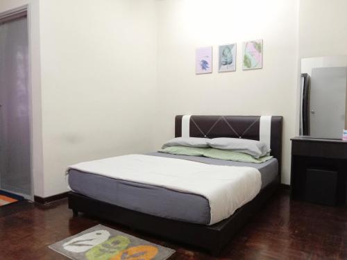 1 dormitorio con 1 cama en una habitación en Rafflesia Two Bedroom Pool View, en Kampong Tanah Merah