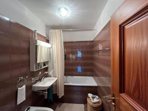 a bathroom with a sink and a bath tub at Casa Flavia affittasi nel centro di Poschiavo in Poschiavo