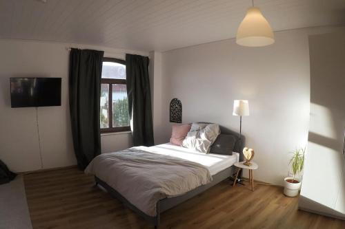 - une chambre avec un lit et une fenêtre dans l'établissement Studio-Apartementwohnung, à Cassel