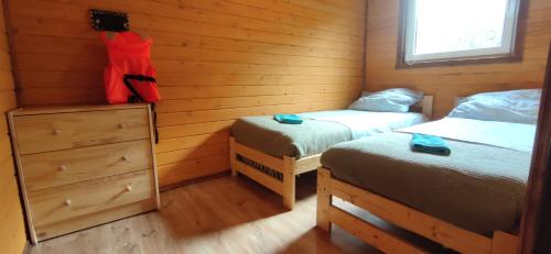 1 Schlafzimmer mit 2 Einzelbetten und einer Kommode in der Unterkunft Gumisiówka in Górzanka