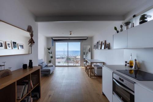 a kitchen and living room with a view of the ocean at La Panoràmica del Mar in Tarragona