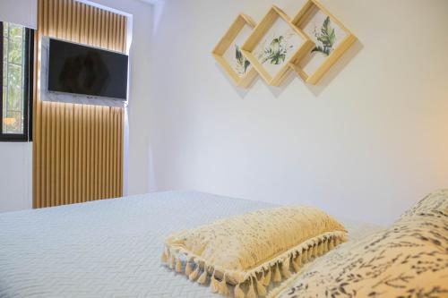- une chambre avec un lit et un oreiller dans l'établissement Apartamento cómodo, agradable y económico, à Medellín