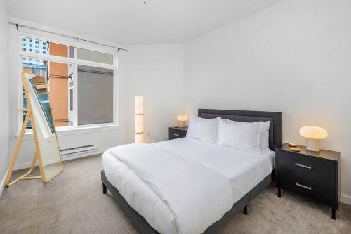 1 dormitorio con cama, ventana y escalera en Needle's Edge - 99 Walkscore!, en Seattle