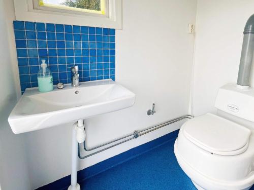 y baño con lavabo blanco y aseo. en Holiday home kode VI en Kode