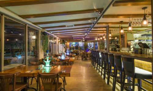 een restaurant met tafels en stoelen en een bar bij Large apartment with sea view in Bat Yam