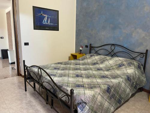 ein Schlafzimmer mit einem Bett und einem Wandgemälde in der Unterkunft Casa Rondinella in Negrar