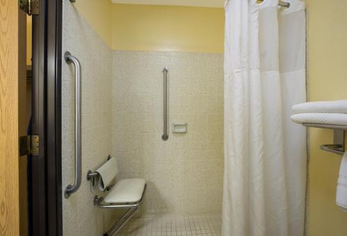y baño con ducha, aseo y cortina de ducha. en Quality Inn & Suites Medford Airport, en Medford