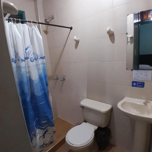 a bathroom with a toilet and a sink at Hostal Johnnier in Salento