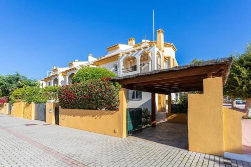 Bonita casa en la playa con jardín